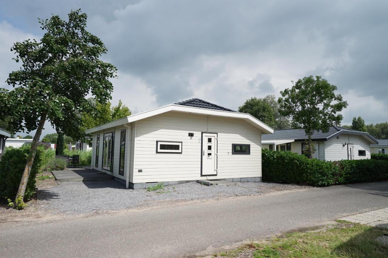 Hotel EuroParcs De Biesbosch Willemsdorp Zimmer foto