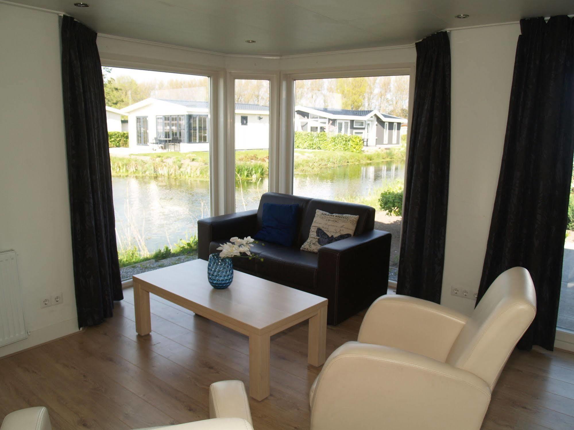 Hotel EuroParcs De Biesbosch Willemsdorp Exterior foto
