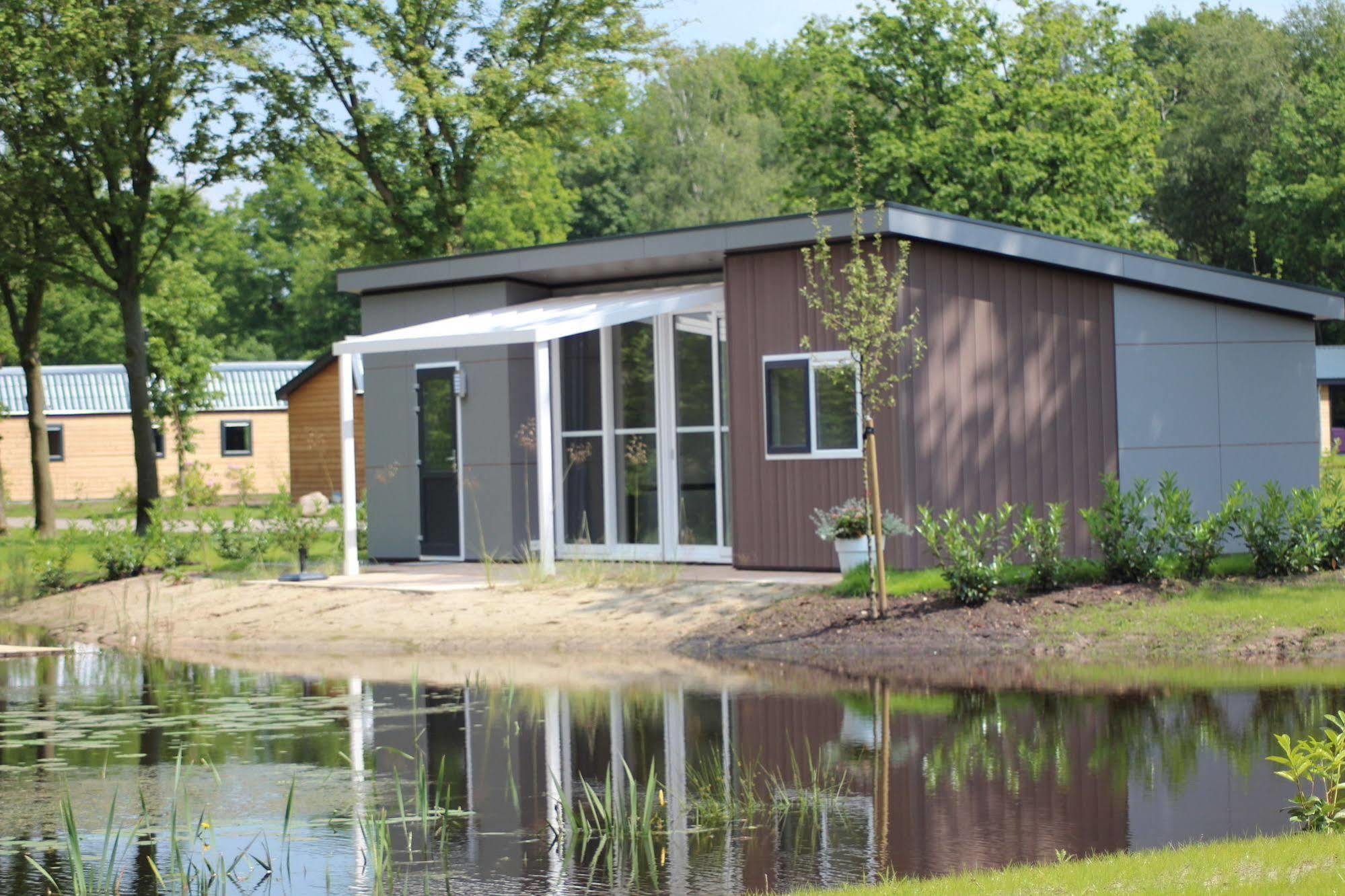 Hotel EuroParcs De Biesbosch Willemsdorp Exterior foto