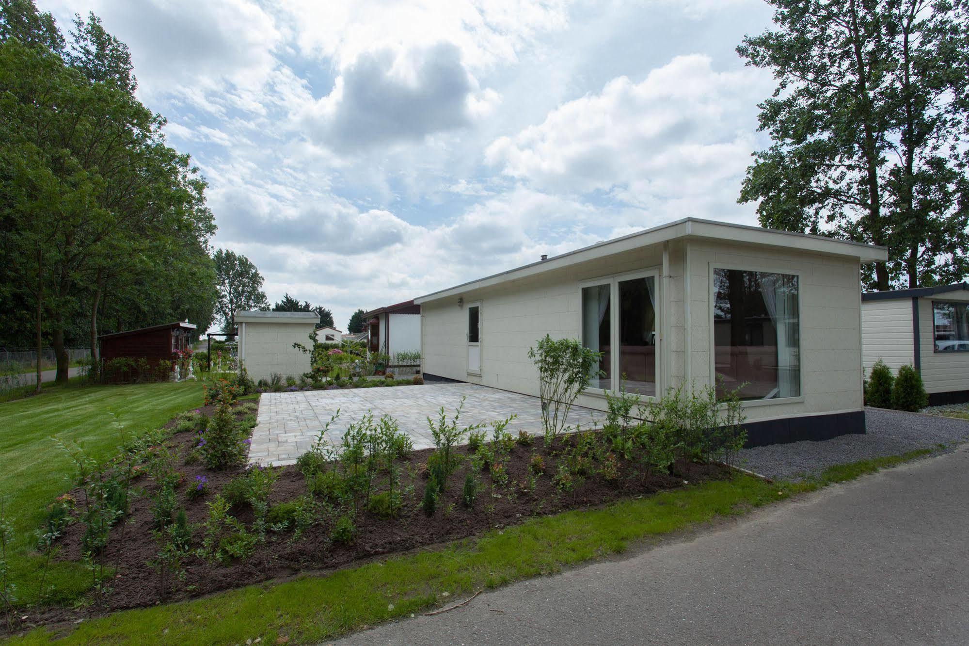 Hotel EuroParcs De Biesbosch Willemsdorp Exterior foto