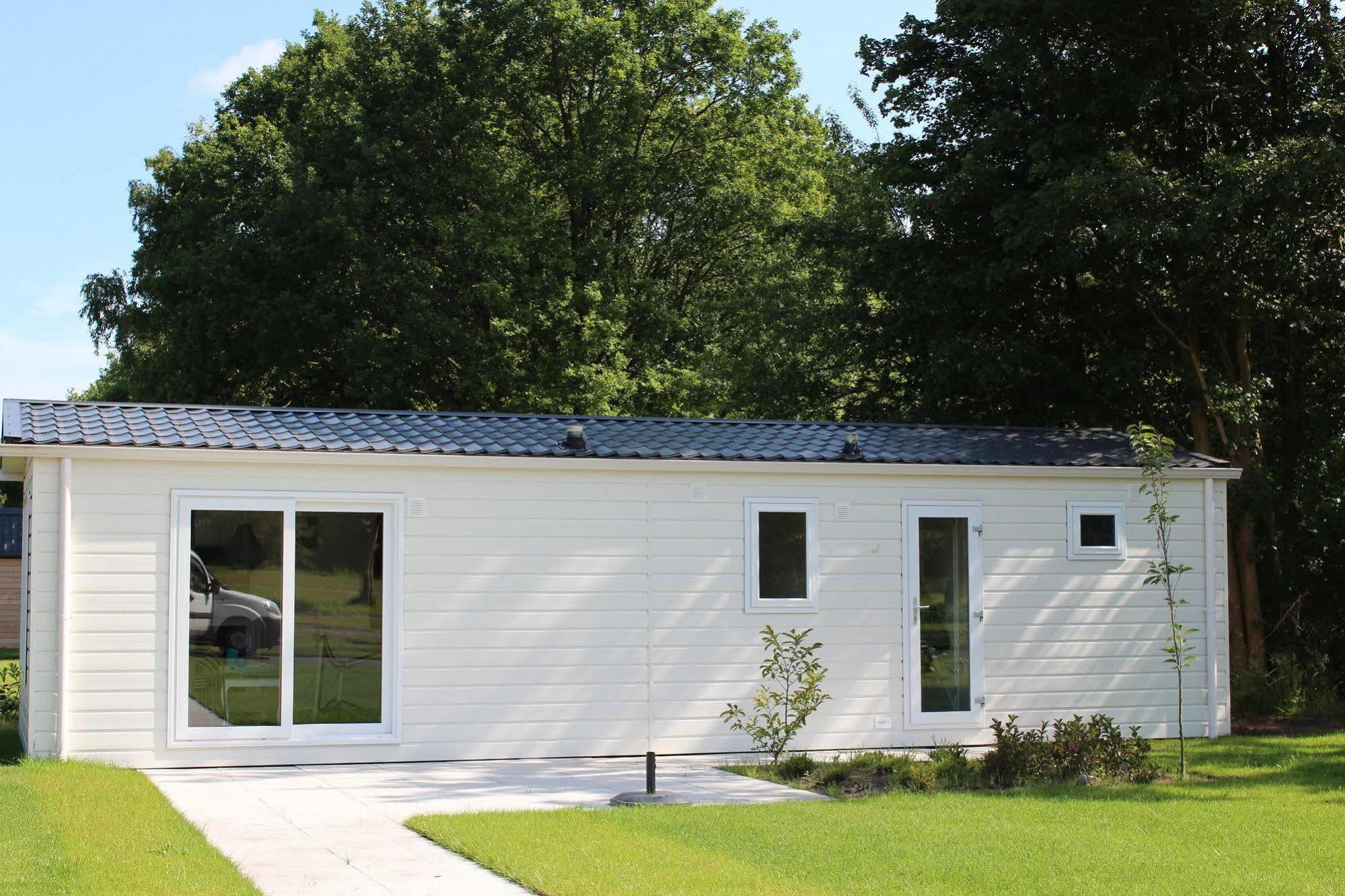 Hotel EuroParcs De Biesbosch Willemsdorp Exterior foto